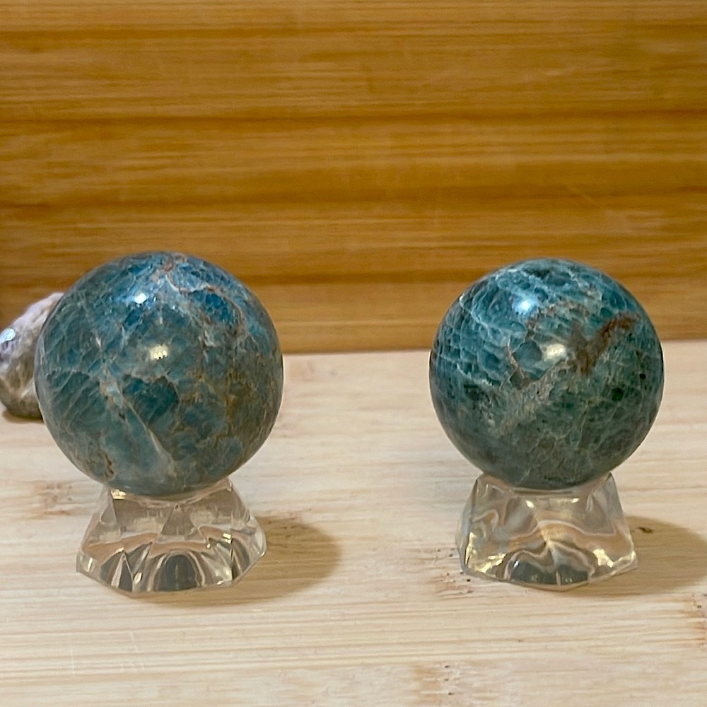 Neon Blue Apatite Sphere 🩵 w/ Gemmy Areas everywhere - Picture 4 of 12